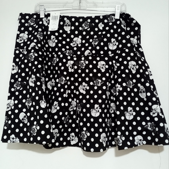 NWT Black & White Polka Dot Skull & Rose Skirt Plus Size 2 - Picture 1 of 5